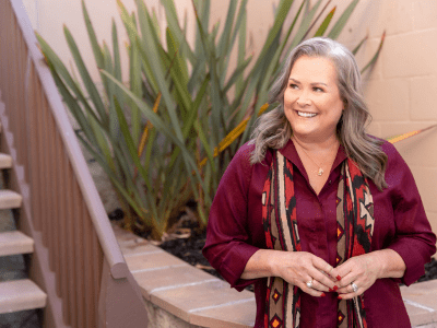 Julie Noonan – Organizational Change Strategist, Executive Coach, Professional Speaker, Podcast Host, Living a Digital Nomadic Life